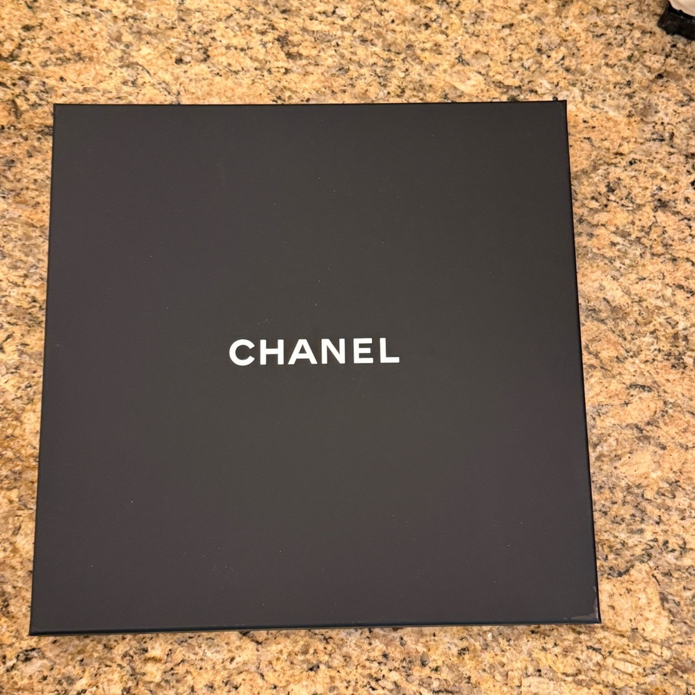 CHANEL  gift box Storage box 10.5in x10.5in - Picture 2 of 6